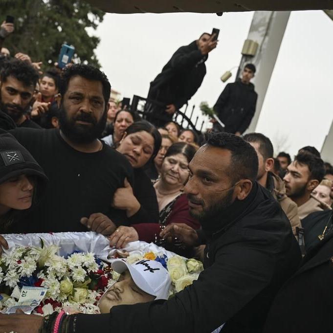 Greece: Funeral held for Roma teen shot during police chase